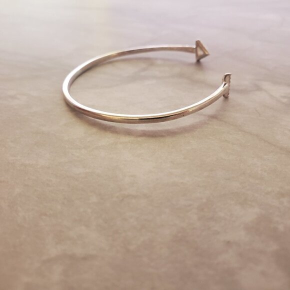 ✨ Stella and Dot Triangle Pave Rhinestones Minimalist Bangle Bracelet ✨ - Picture 4 of 7